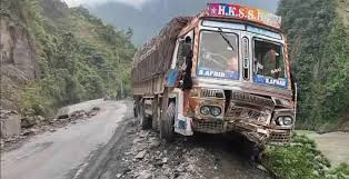 ट्रकमा ढुङ्गा खस्दा तीन जना घाइते