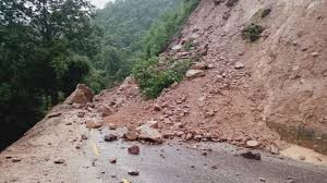 पहिरोले कालीगण्डकी करिडोर अवरुद्ध, यातायात ठप्प