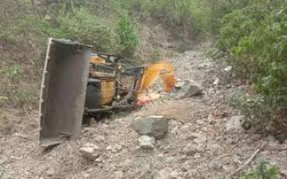 बझाङमा जेसिबी पल्टिँदा चालकको मृत्यु, दुई जना घाइते
