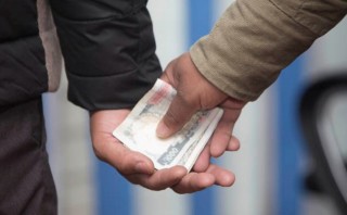 वैदेशिक हुलाक भन्सारमा अख्तियारको छापा, अधिकृतसहित ३ कर्मचारी घुस रकमसहित नियन्त्रणमा