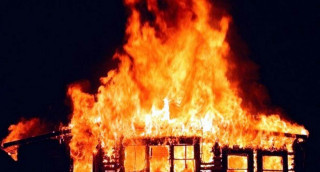 विद्युत् सर्ट भएर बैतडीको एक घरमा आगलागी,  १३ लाख बराबरको क्षति