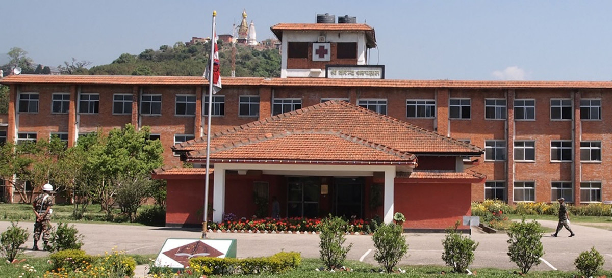 सैनिक अस्पताललाई अक्सिजन सिलिण्डर सहयोग