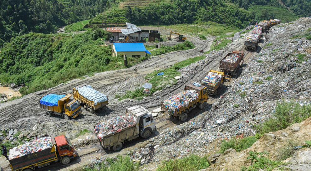 काठमाडौं महानगरको फोहोर बोक्ने २ सय गाडी नुवाकोटका स्थानीयले रोके, यस्तो छ कारण