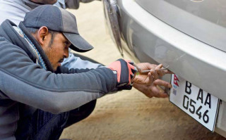 इम्बोस्ड नम्बर प्लेट असोज १ गतेदेखि जडान नगरे पनि कारबाही हुँदैन, आफूलाई अनुकूल भएको समयमा गर्नुस् : यातायात विभाग