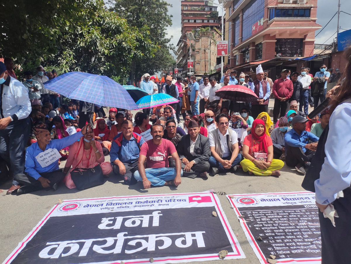 देशभरका विद्यालय कर्मचारी आन्दोलनमा, के गर्दैछन् इसीडी शिक्षक ?