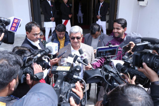 ओली र देउवाबीच कुनै समस्या छैन, सरकार छिट्टै ढल्दैनः गृहमन्त्री रमेश लेखक