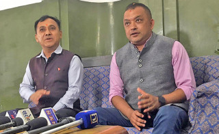 महामन्त्रीद्वय थापा र शर्मा कानुनी परामर्शमा