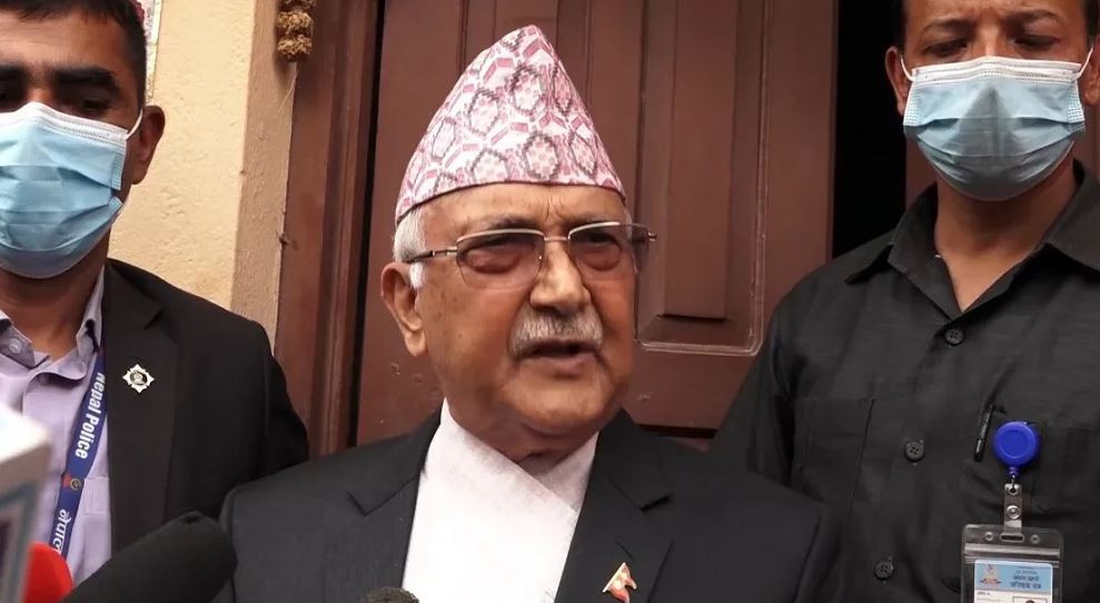 केपी ओली सैनिक ब्यारेकबाट निस्किए, एमाले नेता कार्यकर्ताले पुर्‍याए डेरा