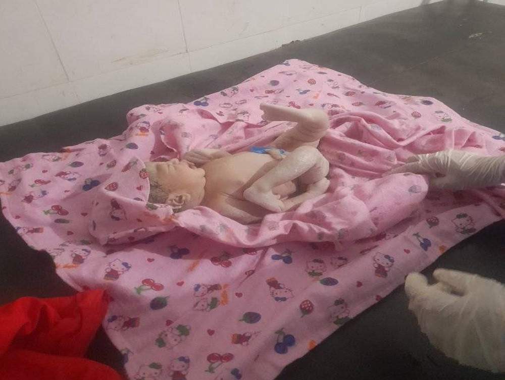 विद्यालयको शौचालयमै छात्राले जन्माइन् बच्चा