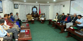 सदनको अवरोध हटाउन मुख्य सचेतक र प्रमुख सचेतकहरुसँग छलफल गर्दै सभामुख