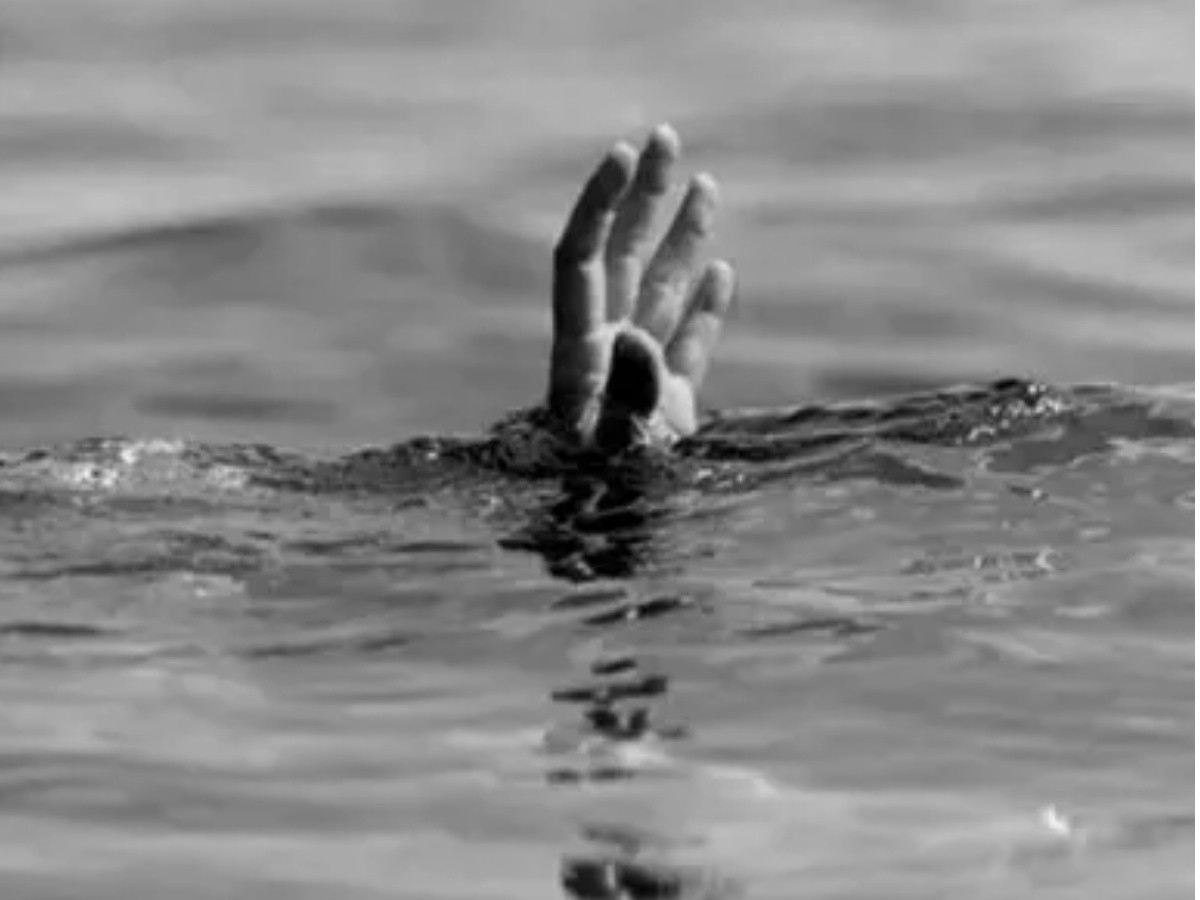 कोशीमा नुहाउने क्रममा मामा भान्जा बेपत्ता