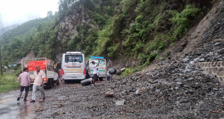 वर्षाका कारण राजमार्गहरुमा पहिरो, कहाँ–कहाँ  भइरहेको छ  अवरुद्ध ?