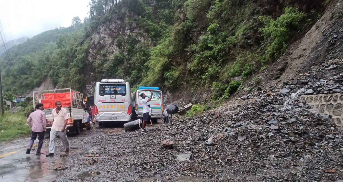 वर्षाका कारण राजमार्गहरुमा पहिरो, कहाँ–कहाँ  भइरहेको छ  अवरुद्ध ?