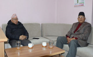 सिंहदरबारमा  प्रचण्ड–माधव भेटवार्ता गर्दै