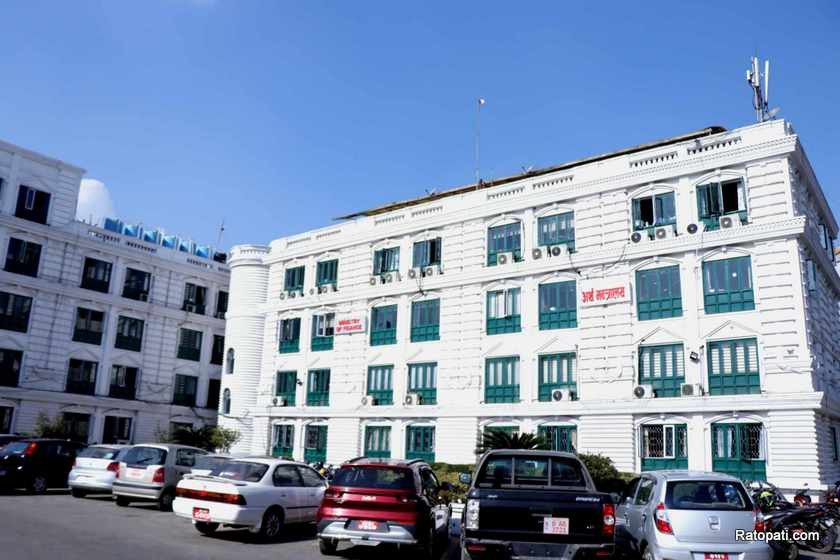 पहिलो चौमासमा ३ खर्ब २६ अर्ब मात्रै राजश्व उठ्योः धेरैजसो शिर्षकमा लक्ष्य पूरा भएन