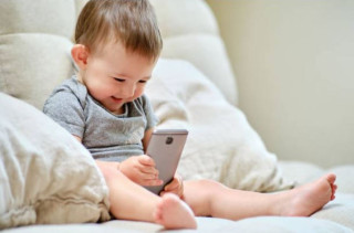 बालबालिकालाई मोबाइलको लतबाट छुटाउन यी टिप्स प्रयोग गर्नुहोस् !