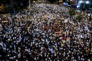 दसौं हजार इसराइलीहरू सडकमा टर्च बालेर  किन गरे सरकार विरुद्ध  नाराबाजी ?