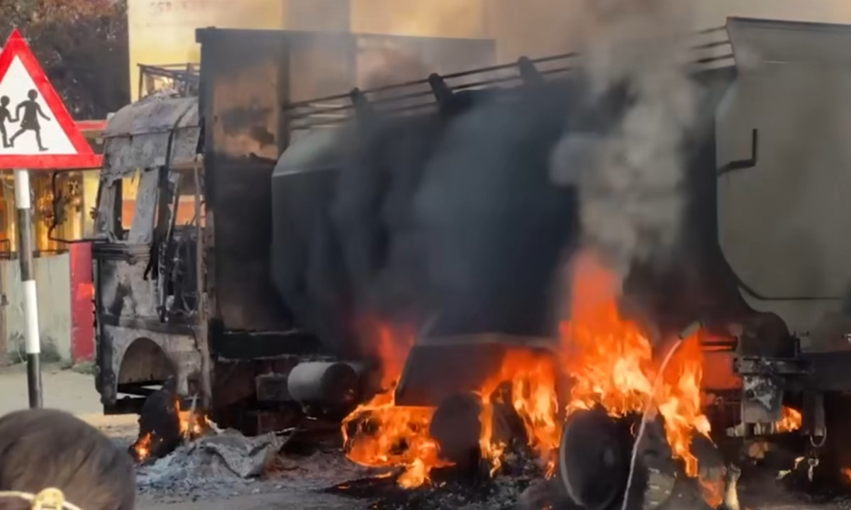 ट्यांकरको ठक्करबाट दुई बालकको मृत्यु, स्थानीयले जलाए चौकी र गाडी