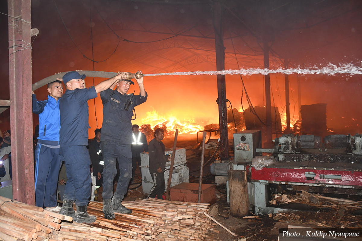 घोराहीको प्लाई उद्योगमा लागेको आगो अझै नियन्त्रणमा आएन, ३० घर जोखिममा