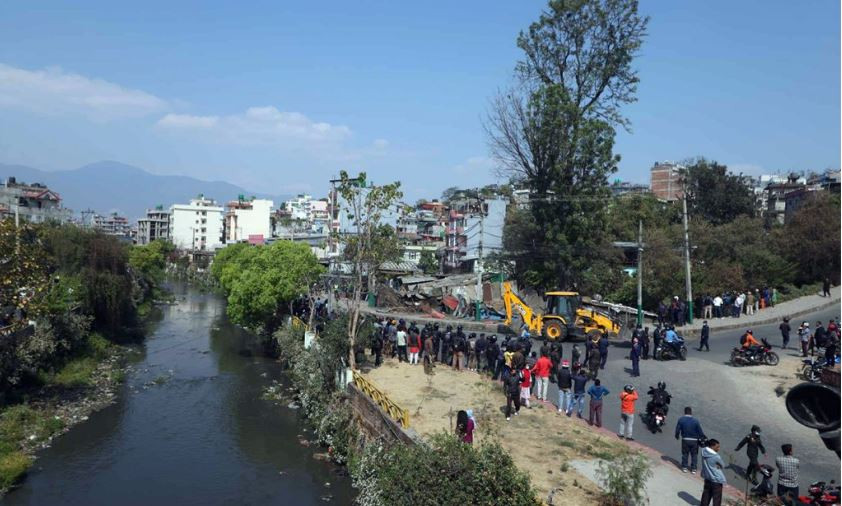 कालोपुल क्षेत्रमा गुठीको जग्गा अतिक्रमण गरेर बनेका संरचनामा महानगरपालिको चल्यो डोजर