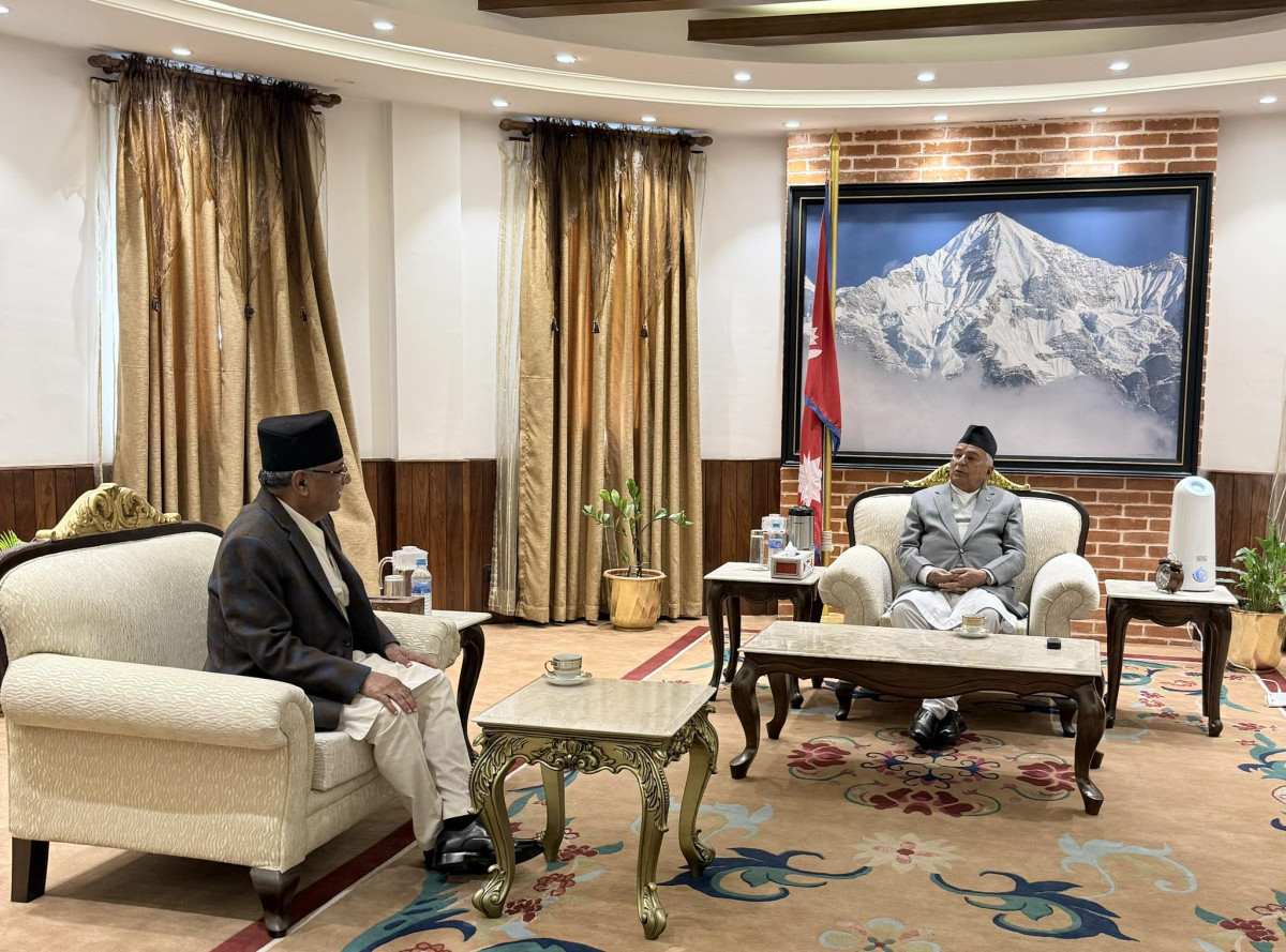 राष्ट्रपति पौडेल भेट्नको लागी  शीतल निवास पुगे प्रचण्ड