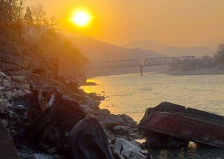 ट्रक आफै अनियन्त्रित भई त्रिशूलीमा खस्यो