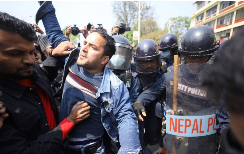 विद्युत् प्राधिकरण अगाडि कुलमानलाई पुनर्बहालीको माग गर्दै विरोध प्रदर्शन