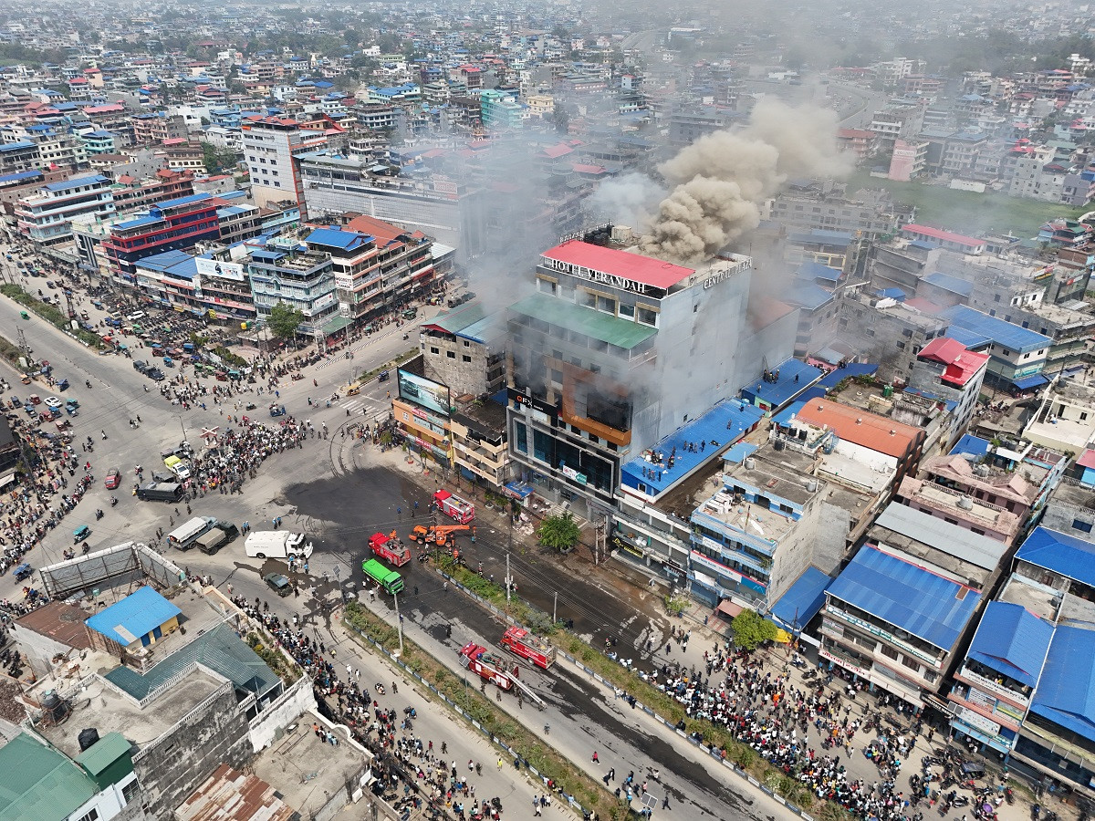 इटहरीको आगलागी : आगो निभाउने क्रममा पाँच सुरक्षाकर्मीसहित ७ जना घाइते