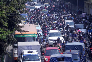 गणतन्त्रवादी र राजावादीहरूको प्रदर्शनले यातायात आवागमन अस्तव्यस्त, तीनकुने बानेश्वर सडकमा कडाई