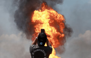 क्वालालम्पुर  नजिक ग्यासको पाइप पड्किँदा भीषण आगो लाग्यो