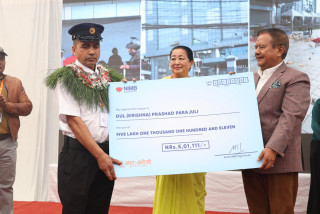 भाटभटेनीका सुरक्षा गार्ड पराजुली सम्मानित :  ५ लाख १ हजार १११ नगद र पाँच ग्रेड बढुवा