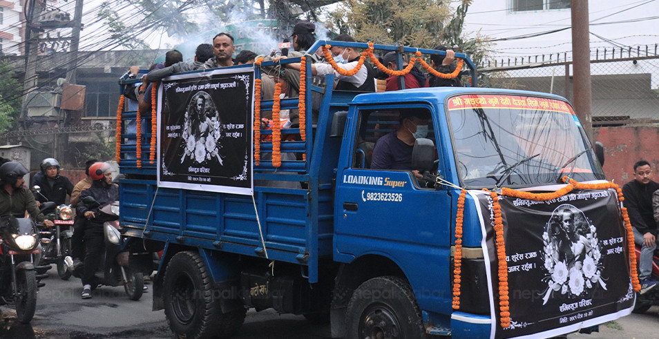 पत्रकार सुरेश रजकको शव पोस्टमार्टमपछि ढल्कोमा गरियो अन्त्येष्टि