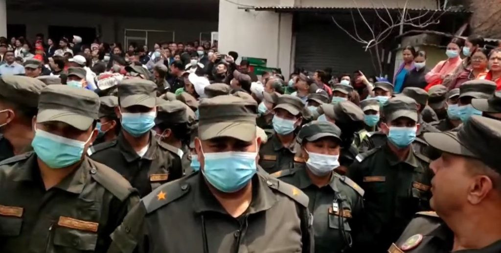 काठमाडौं नगरप्रहरीले लगायो प्रमुख प्रशासकीय अधिकृतको कार्यकक्षमा ताला, कर्मचारीको विरोध