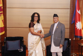 शिखर सम्मेलनमा भाग लिने क्रममा प्रधाानमन्त्री ओली र  श्रीलङ्काका प्रधानमन्त्री हरिनीबीच भेटवार्ता