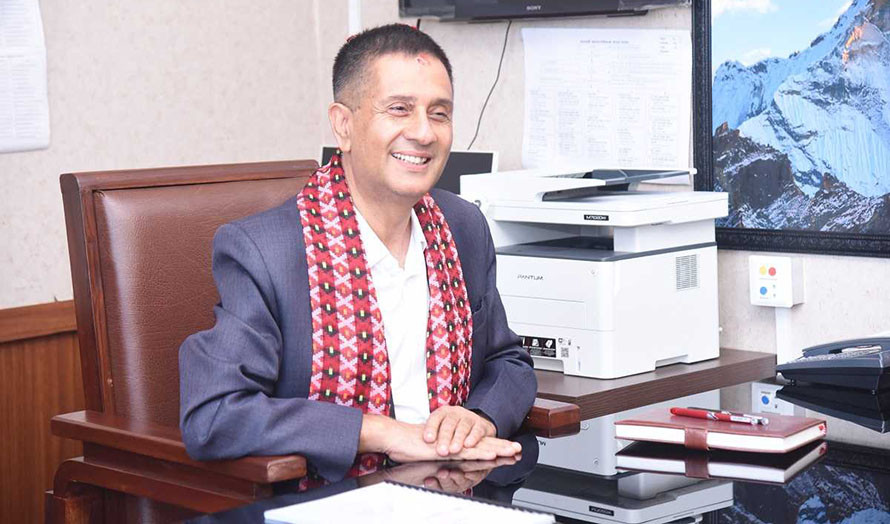 प्रमुख प्रशासकीय अधिकृत गुरागाईँले ढोका फोडी कार्यालयमा गएर गरे हाजिर