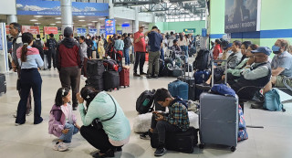 काठमाडौंको वायु प्रदूषणले हवाई उडान प्रभावित :  विमानस्थलमा यात्रु अलपत्र