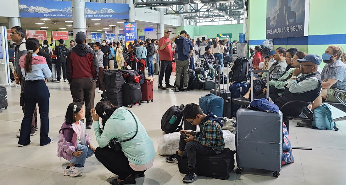 काठमाडौंको वायु प्रदूषणले हवाई उडान प्रभावित :  विमानस्थलमा यात्रु अलपत्र