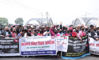 मुखमा कालो मास्क लगाएर मौन प्रदर्शनमा उत्रिए शिक्षक