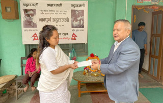 सविनकी श्रीमतीलाई भाटभटेनीमा जागिर, परिवारलाई घरमै पुगेर चेक हस्तान्तरण