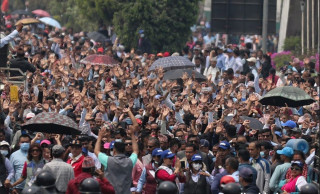 ८ दिनदेखि सडकमा आन्दोलनरत शिक्षकले गरे आज हात उठाएर  प्रदर्शन