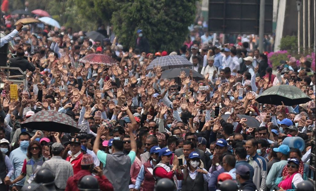 ८ दिनदेखि सडकमा आन्दोलनरत शिक्षकले गरे आज हात उठाएर  प्रदर्शन