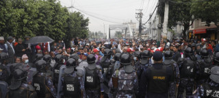 आन्दोलनरत शिक्षकले पूरै सडक कब्जा गरेपछि प्रहरीसँग घम्साघम्सी