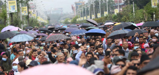 वर्षाले पनि रोकिएन शिक्षक आन्दोलन, छाता ओढेरै निस्किए सडकमा