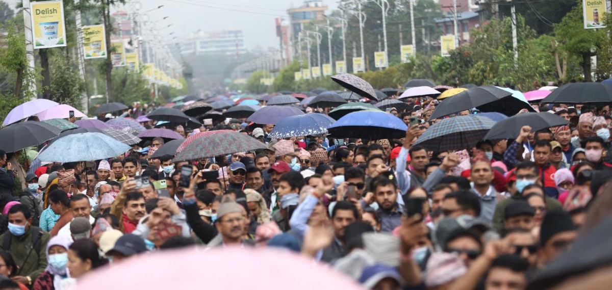 वर्षाले पनि रोकिएन शिक्षक आन्दोलन, छाता ओढेरै निस्किए सडकमा