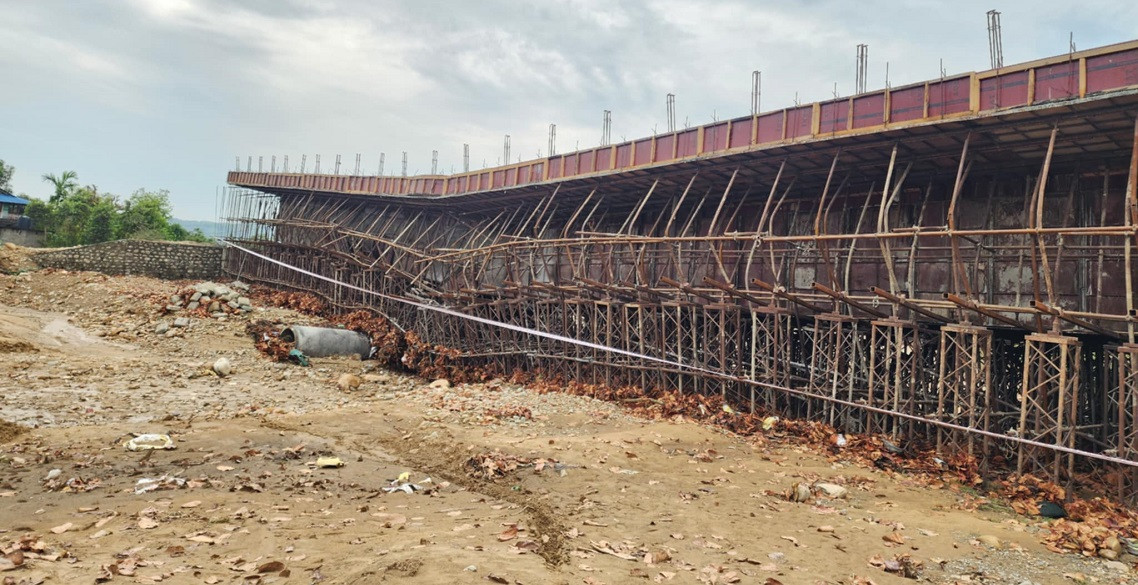 उदयपुरमा चैते बाढीले भत्कायो बन्दै गरेको पक्की पुल