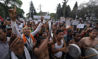 अर्धनग्न भएर  थाल ठटाउँदै प्रदर्शनमा