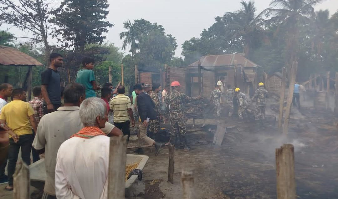सुनसरीमा लामखुट्टे धपाउन बालेको घुरले आगलागी, १० वटा घर जलेर नष्ट