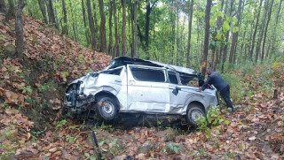 मकवानपुरगढीमा गाडी दुर्घटना :  बालिकासहित दुई जनाको मृत्यु, १४ जना घाइते