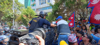 नयाँ बानेश्वरमा तनाव, निषेधित क्षेत्र तोड्ने प्रयास- छेक्दै प्रहरी