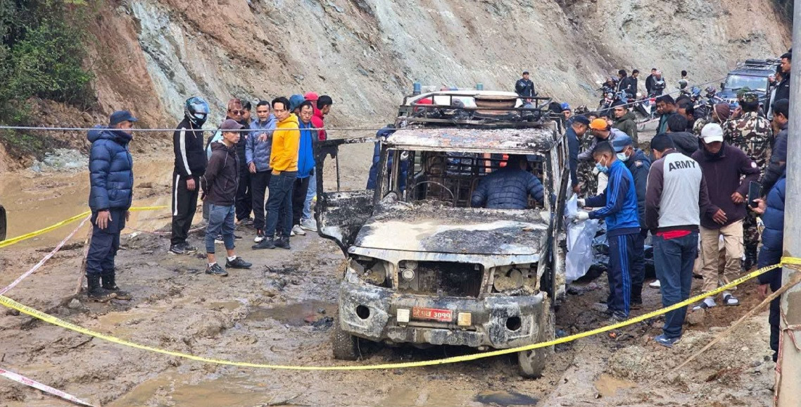 गुडिरहेको बोलेरोमा करेन्ट प्रवाह हुँदा ४ जनाको मृत्यु, घाइतेलाई हेलिकप्टरबाट काठमाडौं ल्याइँदै